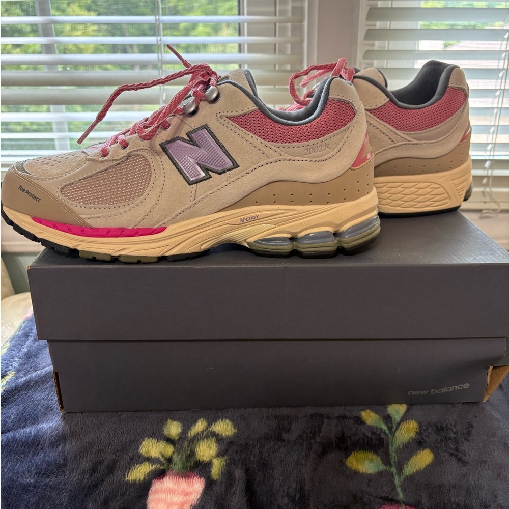 New Balance mens Sneakers 200R2